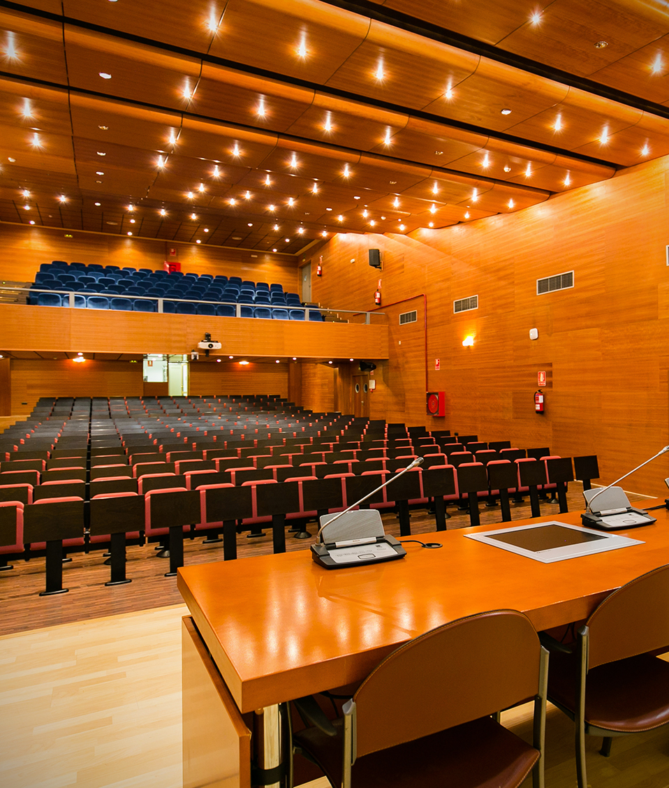 Vista desde el escenario hacia la platea del salón de actos del Edificio Politécnico