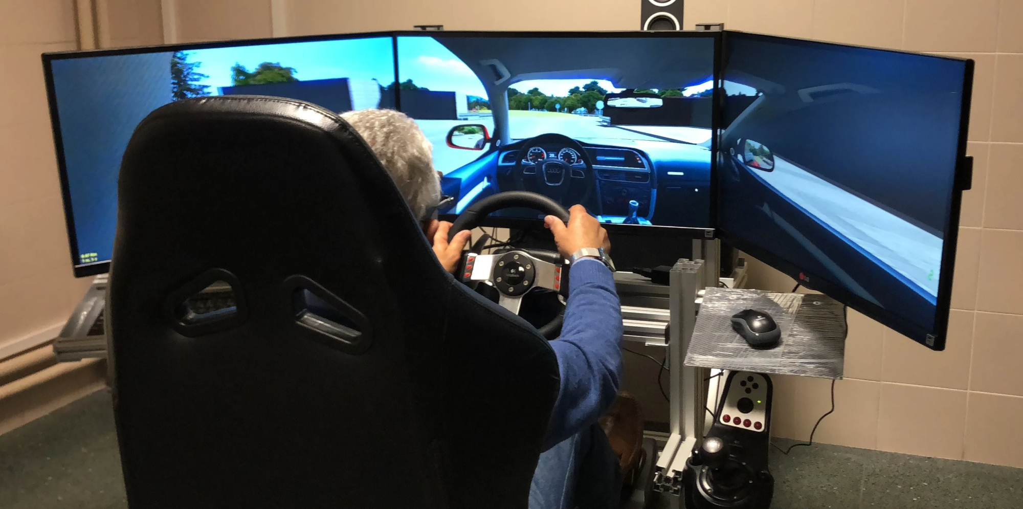 The driving simulator used by UGR researchers in the study.