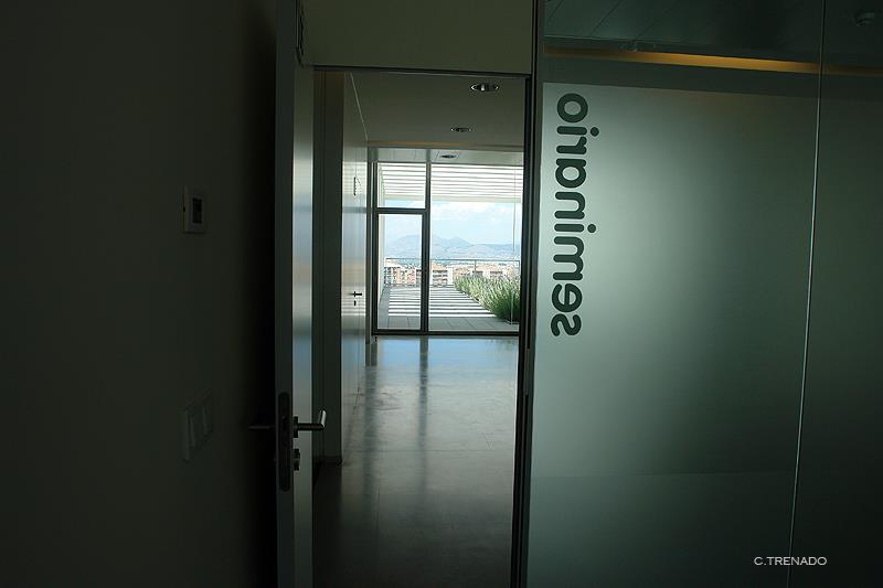 Interior de las instalaciones del CIMCYC, puerta de seminario