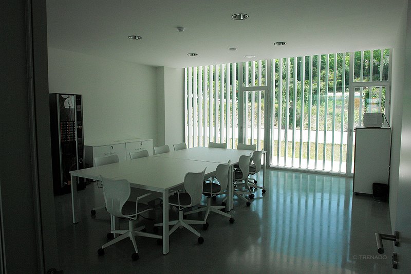 Interior del CIMCYC donde puede observarse una sala con una mesa y varias sillas para una reunión