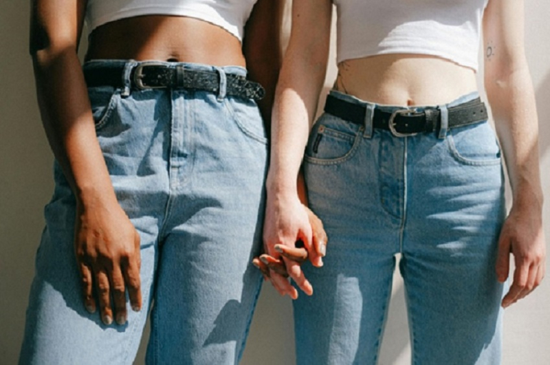 Dos mujeres cogiéndose la mano Dos mujeres cogiéndose la mano