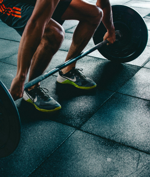 ¿Puede la estimulación eléctrica cerebral mejorar el rendimiento deportivo? Persona levantando pesas