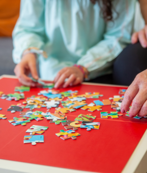 Persona armando un puzzle Persona armando un puzzle